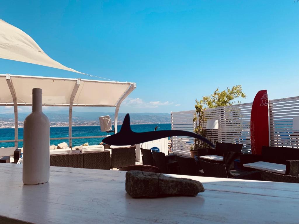 una bottiglia di vino seduta sopra un tavolo di Bed and Beach a Messina