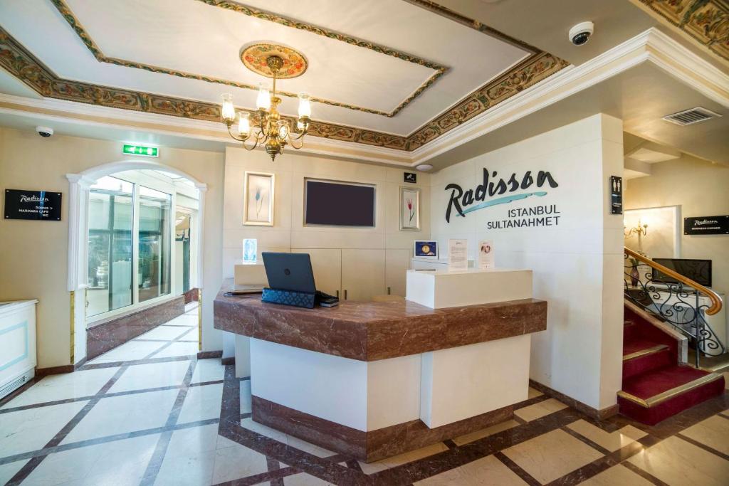 The lobby or reception area at Radisson Hotel Istanbul Sultanahmet