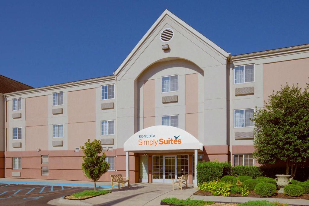 un gran edificio con un cartel de suites de estudio en Sonesta Simply Suites Huntsville Research Park, en Huntsville