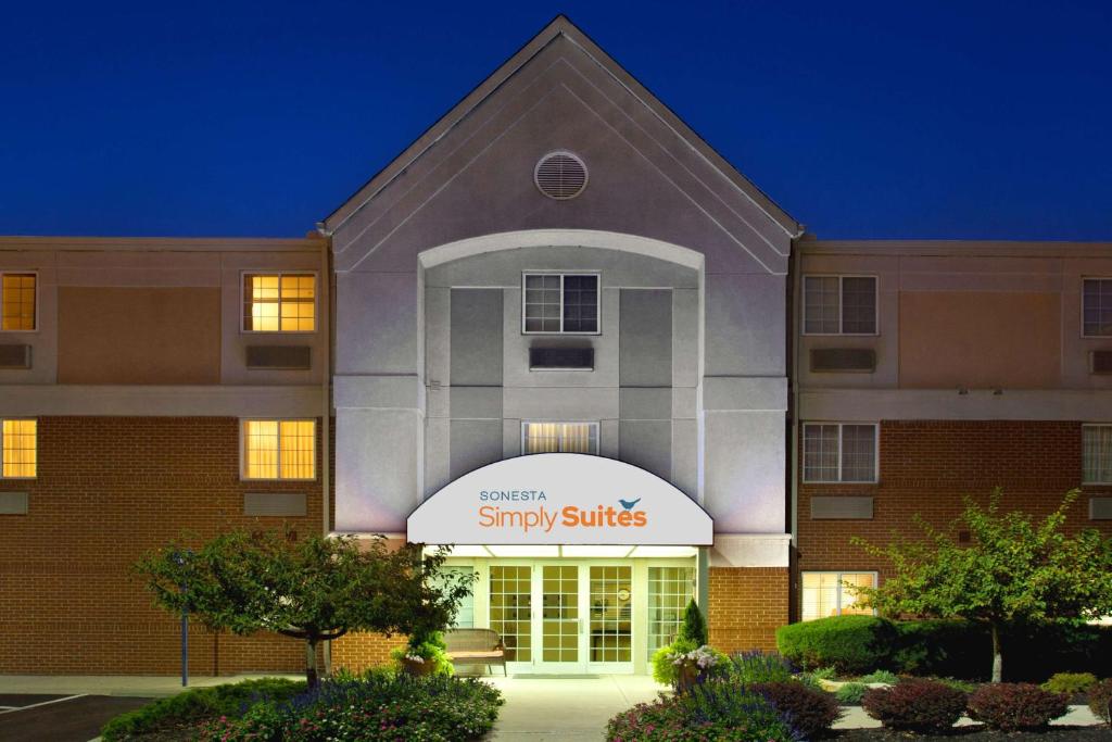 a building with a study suites sign in front of it at Sonesta Simply Suites Columbus Airport Gahanna in Gahanna