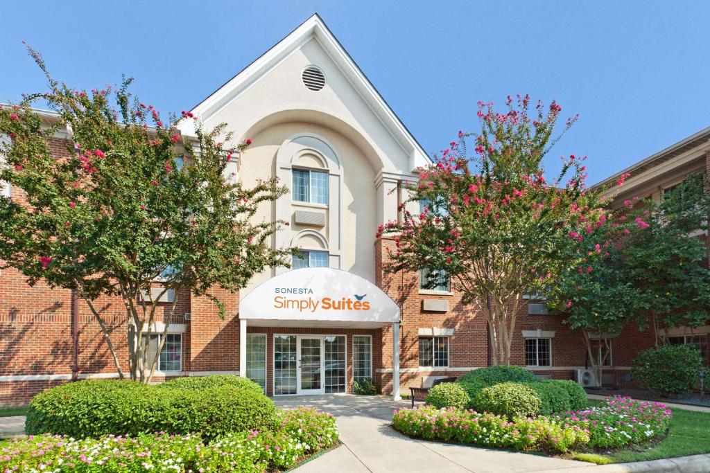 un edificio con un cartel que lee suites sencillas en Sonesta Simply Suites Charlotte University, en Charlotte