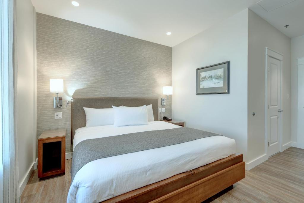 Postel nebo postele na pokoji v ubytování Strathcona Hotel