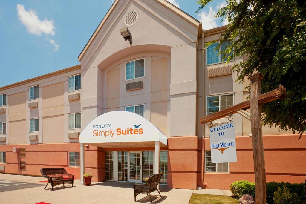 un bâtiment avec un panneau indiquant des suites d'étude sucrées dans l'établissement Sonesta Simply Suites Fort Worth, à Fort Worth