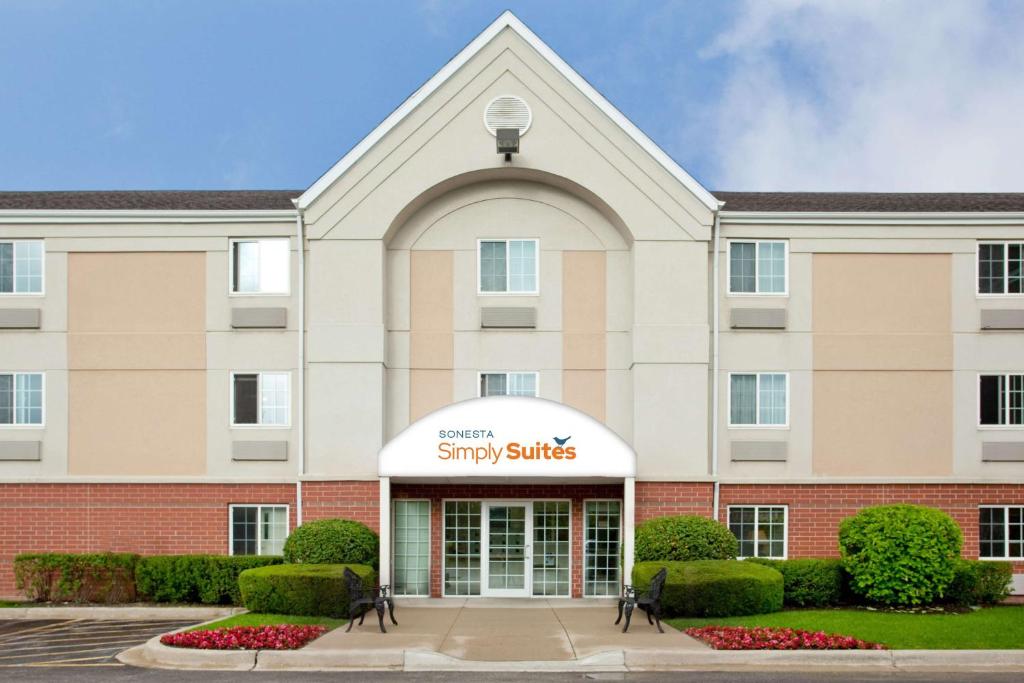 une représentation de l'avant d'un hôtel dans l'établissement Sonesta Simply Suites Chicago Libertyville, à Libertyville