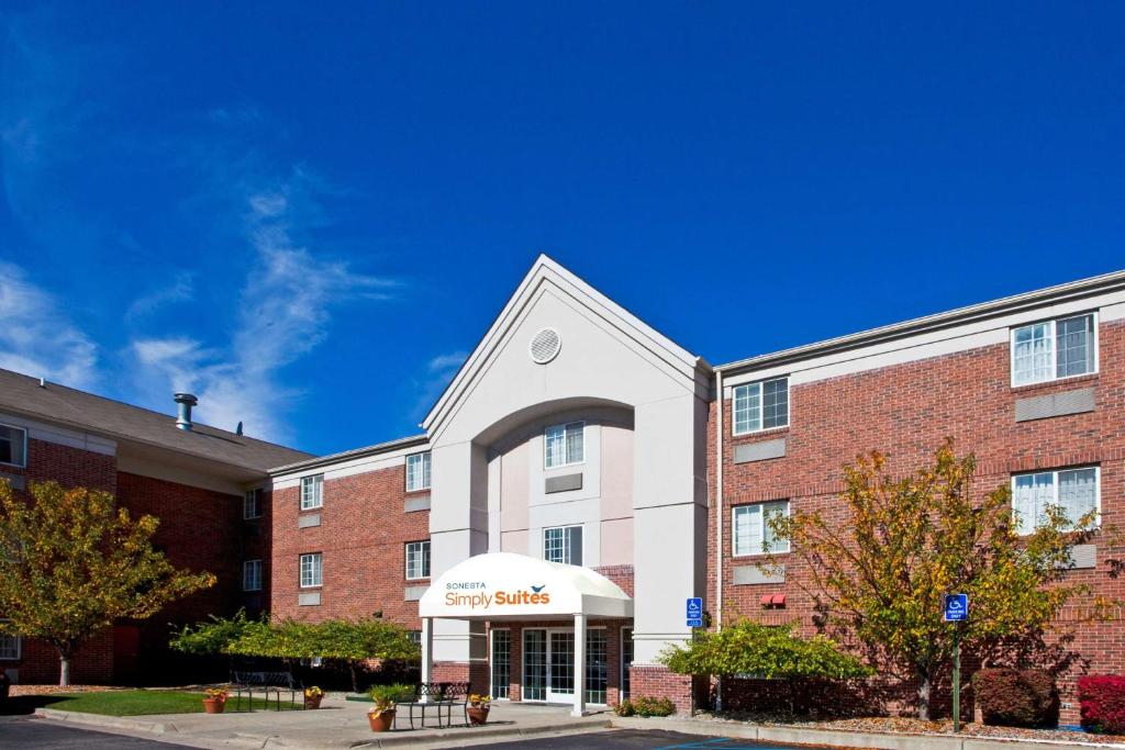 una vista exterior de un hotel con un edificio en Sonesta Simply Suites Detroit Southfield, en Southfield