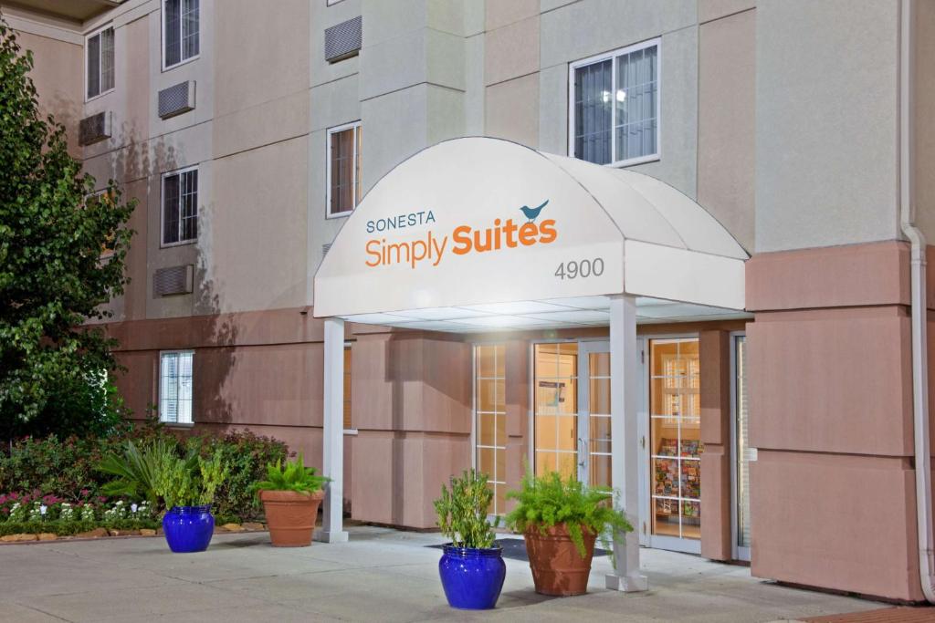 una señal frente a un centro comercial con plantas en Sonesta Simply Suites Houston Galleria Medical Center, en Houston