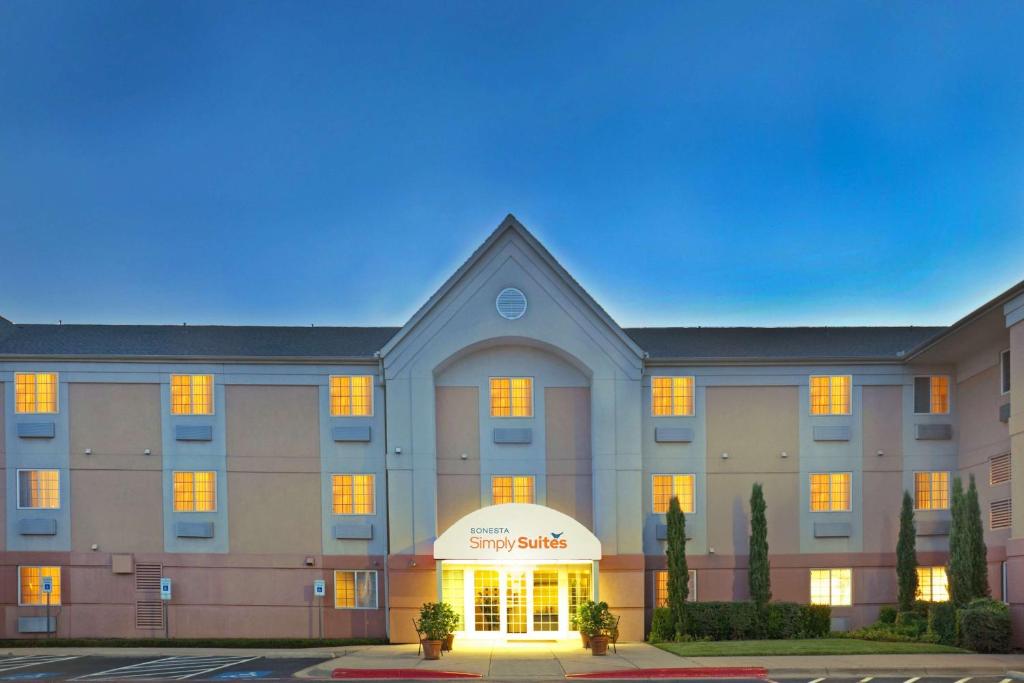 a rendering of the front of a hotel at Sonesta Simply Suites Dallas Galleria in Dallas