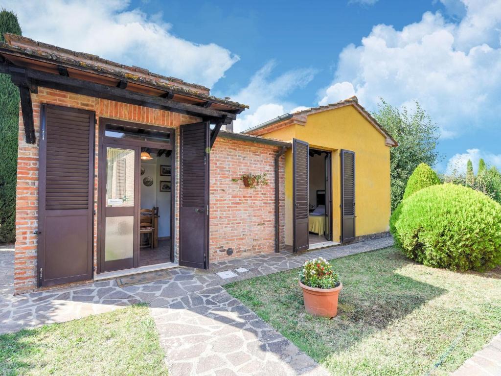 uma casa de tijolos com uma porta e um pátio em Belvilla by OYO Chiaradue em Acquaviva