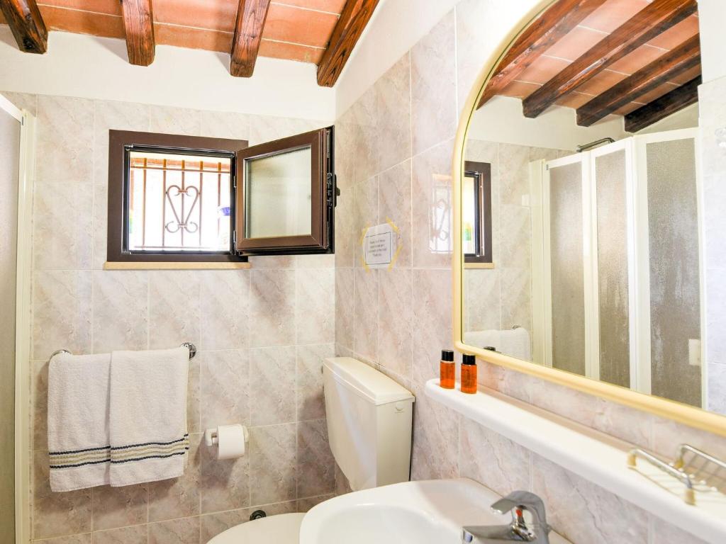 Koupelna v ubytování Holiday Home in Tuscany with Pool