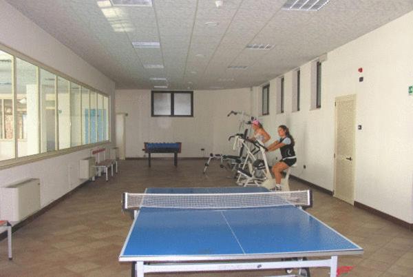 Stolní tenis v ubytování Hotel Residence La Rotonda nebo okolí