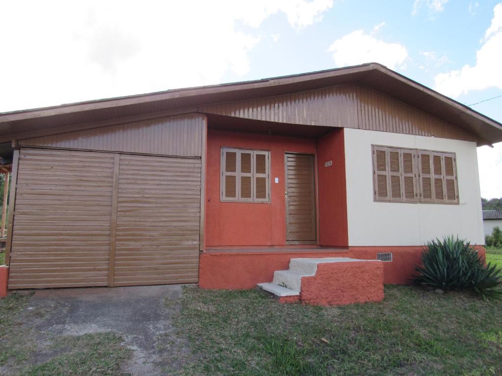 Maison rouge et blanche avec garage dans l'établissement Casa completa, à Caçapava do Sul