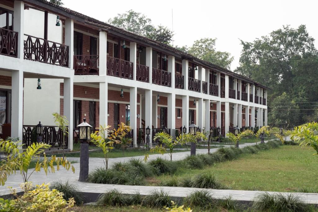 un edificio con un jardín delante de él en Babai Resort Pvt Ltd, en Bardiyā