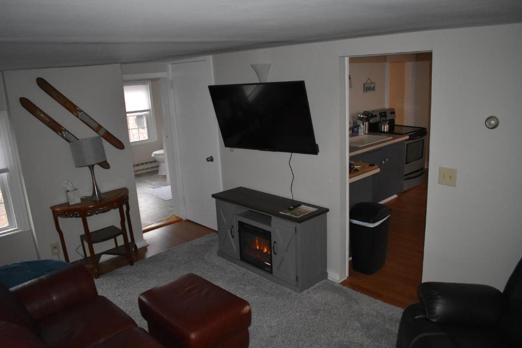 ein Wohnzimmer mit einem Kamin und einem TV in der Unterkunft North Creek All Season Rental in North Creek
