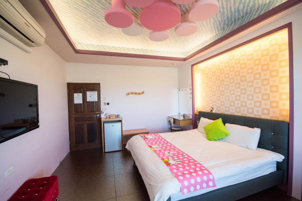 a bedroom with a large bed with a ceiling at Lanyang Beach Villa in Wujie