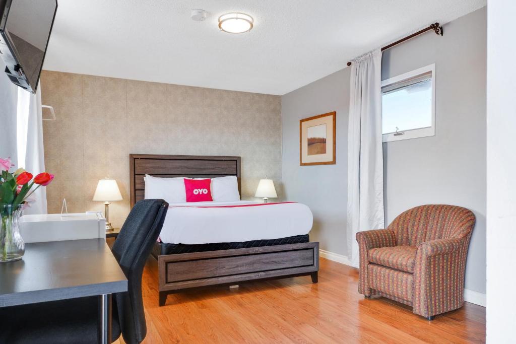 Postel nebo postele na pokoji v ubytování Hotel Bethel - Fort MacLeod, AB