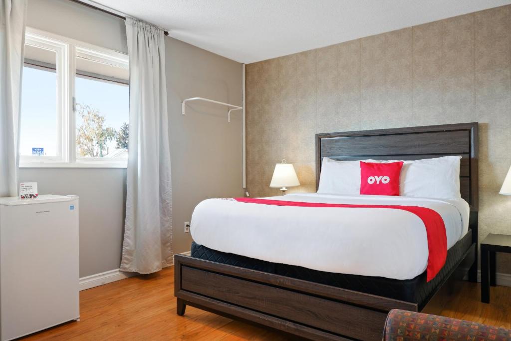 Postel nebo postele na pokoji v ubytování Hotel Bethel - Fort MacLeod, AB
