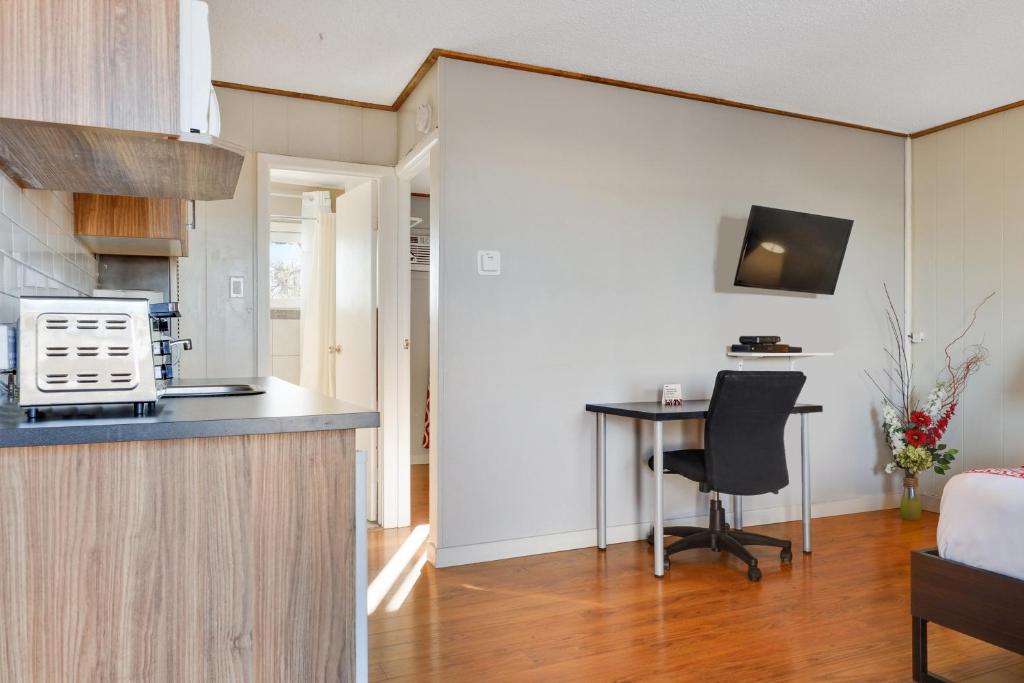 Kuchyň nebo kuchyňský kout v ubytování Hotel Bethel - Fort MacLeod, AB
