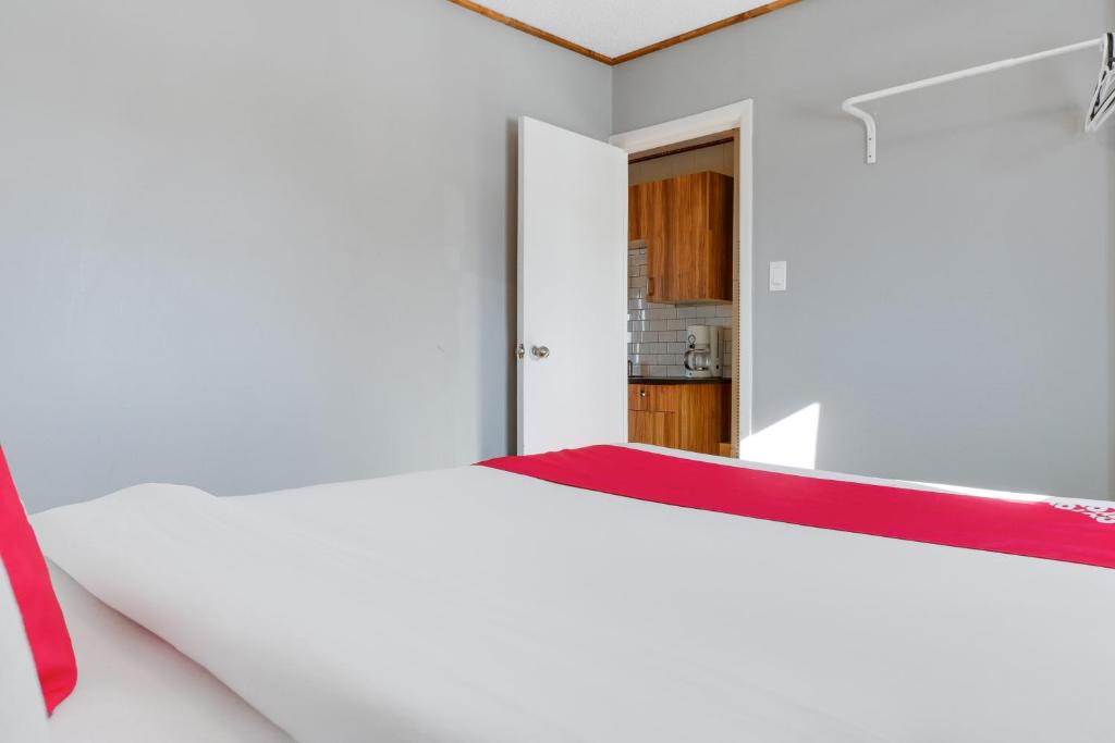 Postel nebo postele na pokoji v ubytování Hotel Bethel - Fort MacLeod, AB
