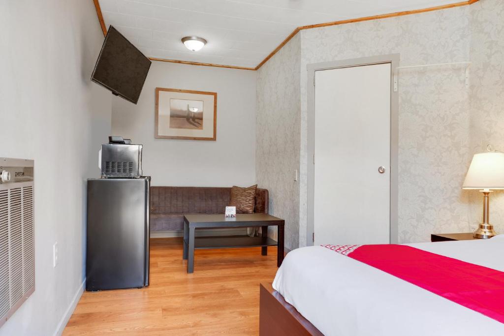 Postel nebo postele na pokoji v ubytování Hotel Bethel - Fort MacLeod, AB