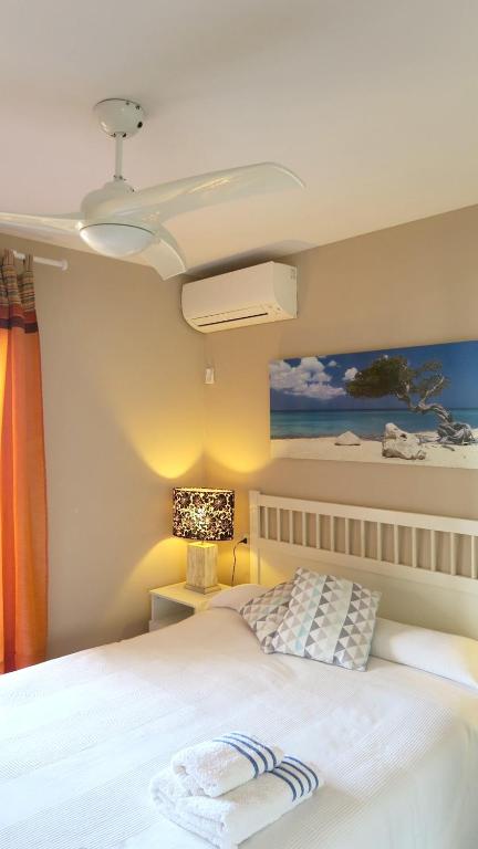 Postel nebo postele na pokoji v ubytování Comfortable House in Denia with Pool