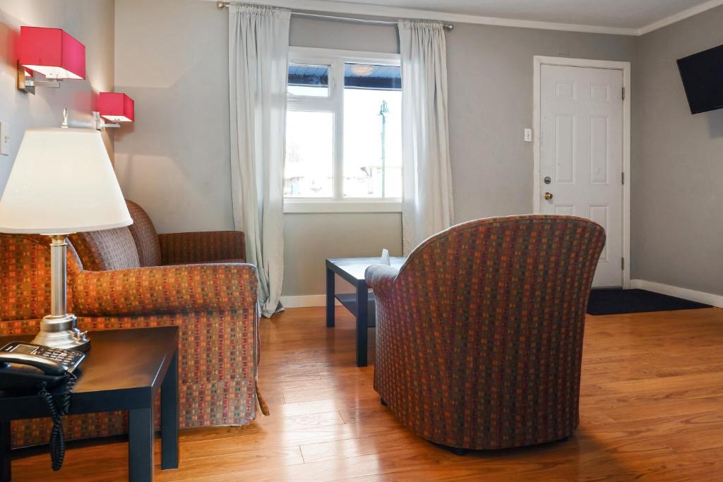 Posezení v ubytování Hotel Bethel - Fort MacLeod, AB