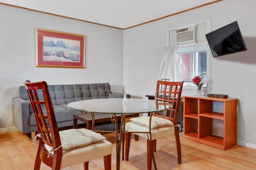 Posezení v ubytování Hotel Bethel - Fort MacLeod, AB