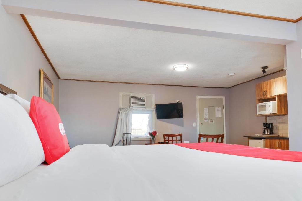 Postel nebo postele na pokoji v ubytování Hotel Bethel - Fort MacLeod, AB