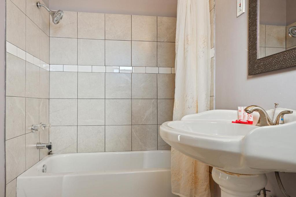 Koupelna v ubytování Hotel Bethel - Fort MacLeod, AB