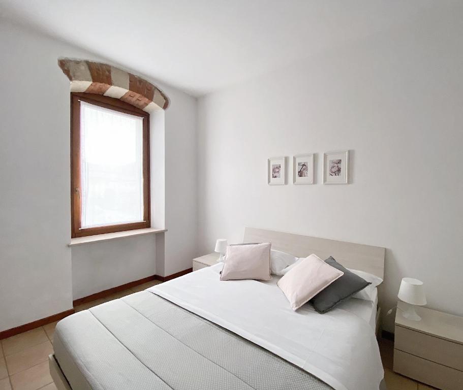 ネグラールにあるRose e Tulipaniの白いベッドルーム(ベッド1台、窓付)