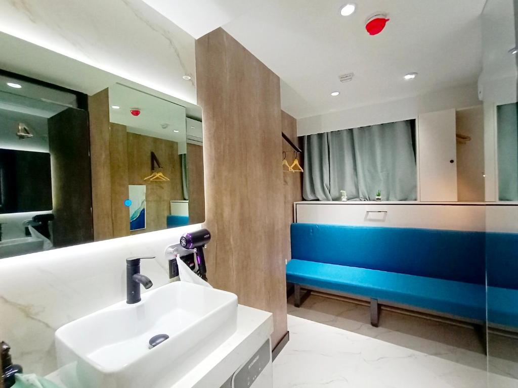 A bathroom at Harbour Hella Inn