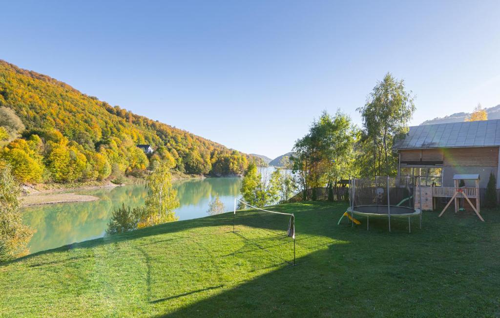 a backyard with a view of a lake at Pensiunea Atra Doftana in Teşila