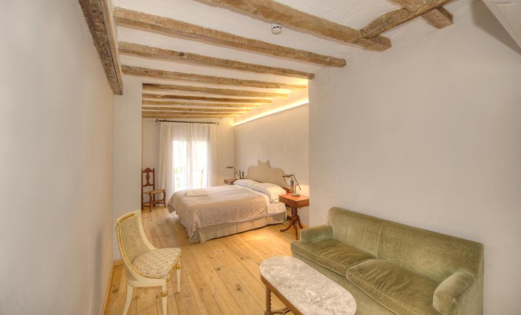 Postel nebo postele na pokoji v ubytování Lo Palauet de la Muralla