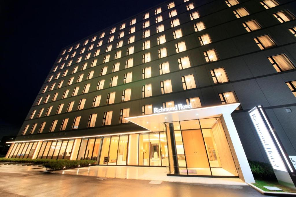 un gran edificio con muchas ventanas por la noche en Richmond Hotel Himeji en Himeji