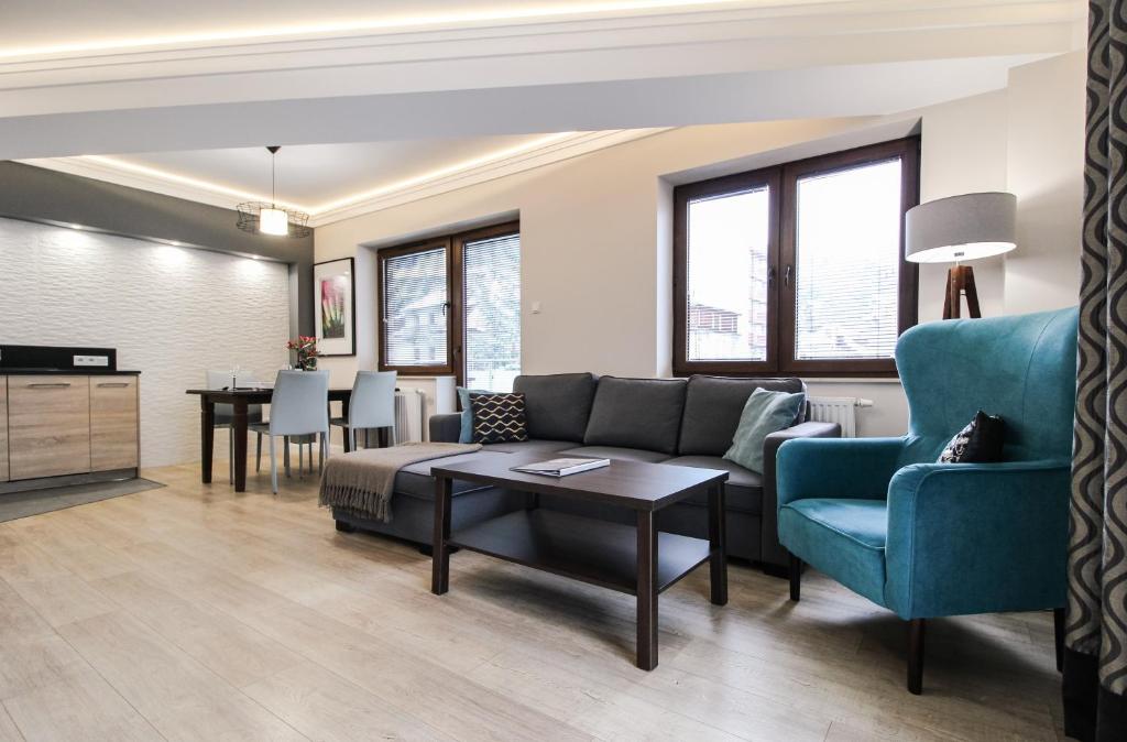 a living room with a couch and a table at Apartament City Center Premium - Luxury Standard in Krynica Zdrój