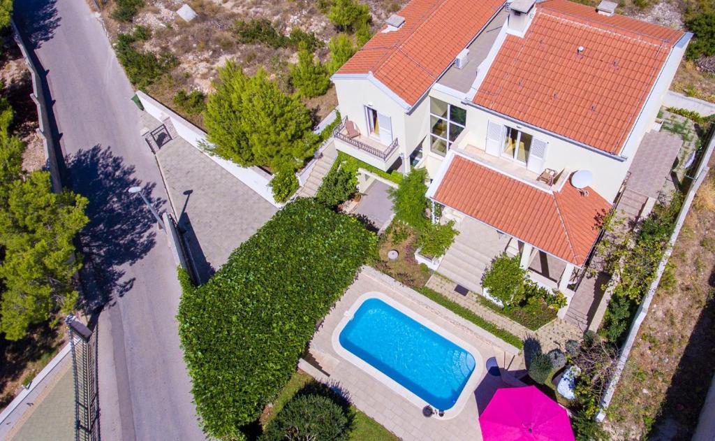 Bazén v ubytovaní Holiday house Luna in Makarska with private pool alebo v jeho blízkosti