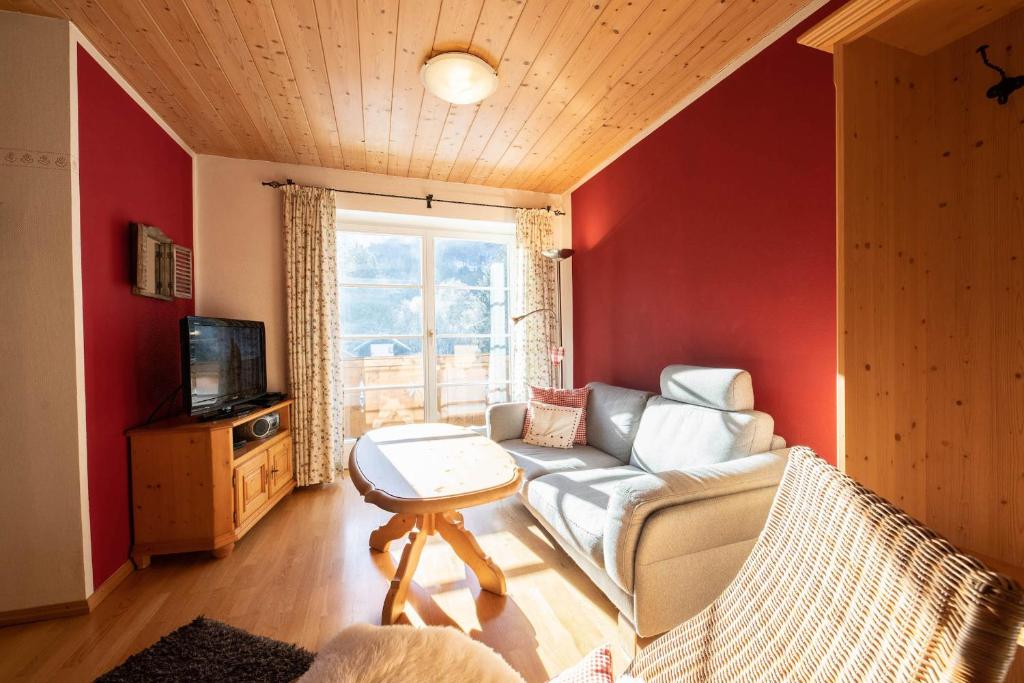 TV a/nebo společenská místnost v ubytování Zirbe