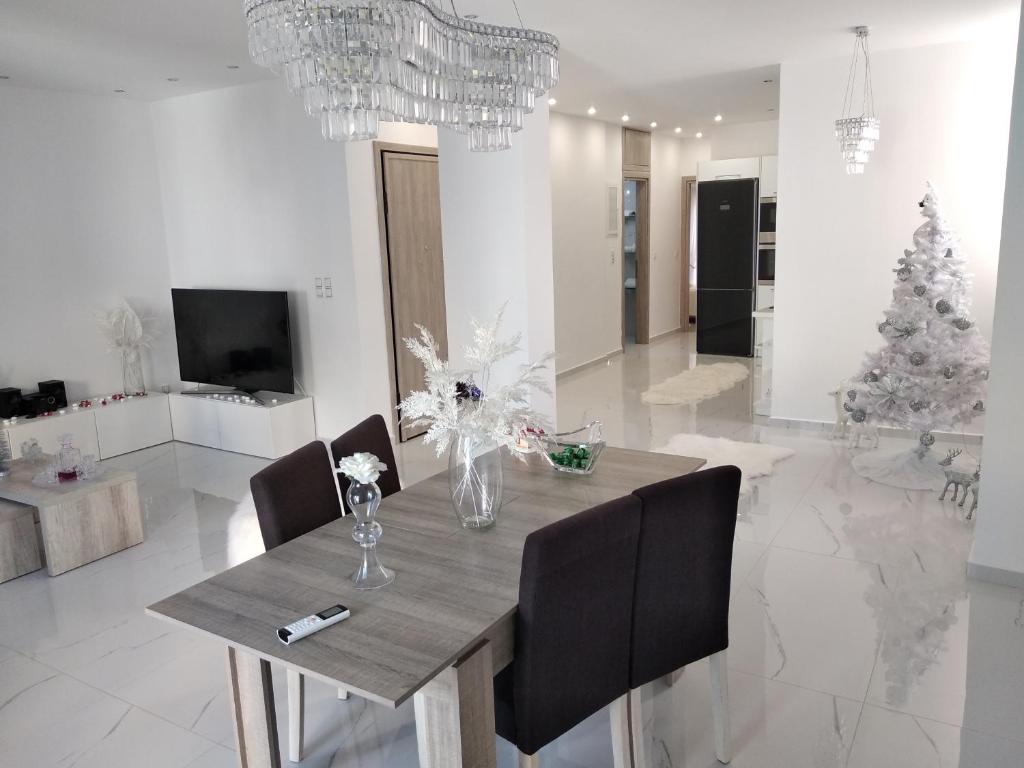 TV a/nebo společenská místnost v ubytování Despina's Luxury apt downtown