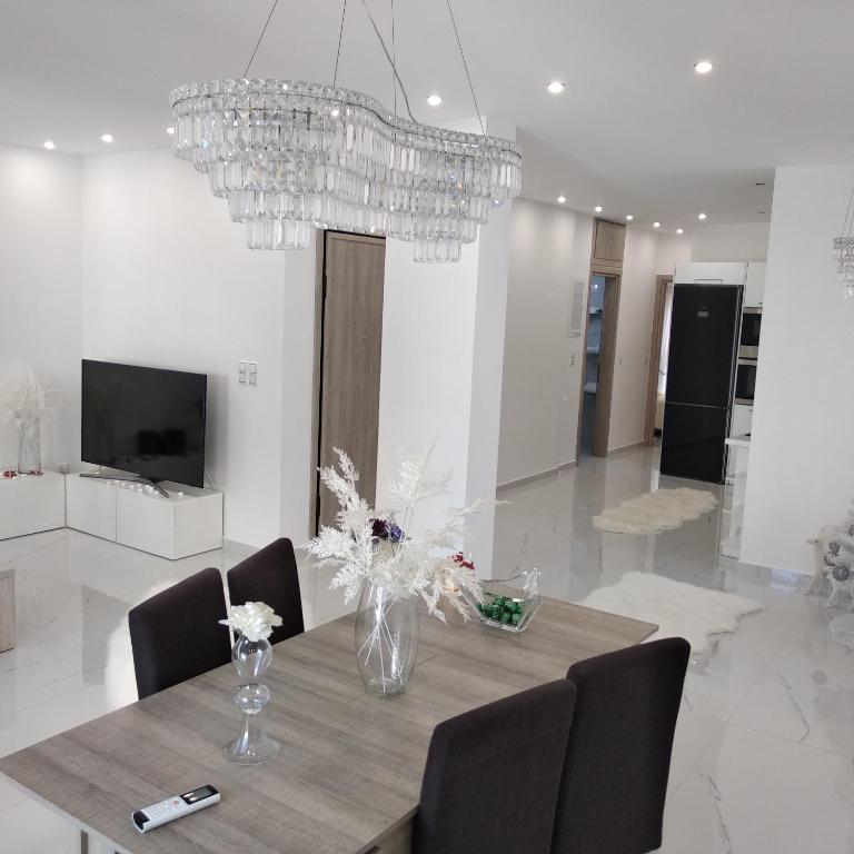 TV a/nebo společenská místnost v ubytování Despina's Luxury apt downtown