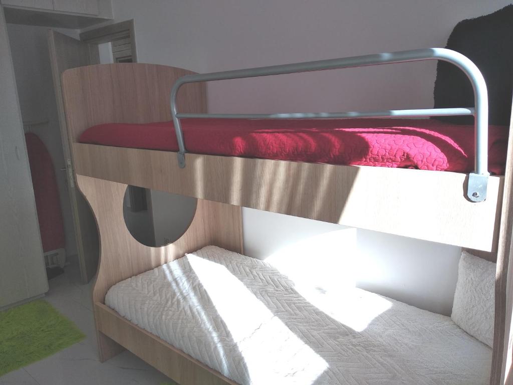 Postel nebo postele na pokoji v ubytování Despina's Luxury apt downtown