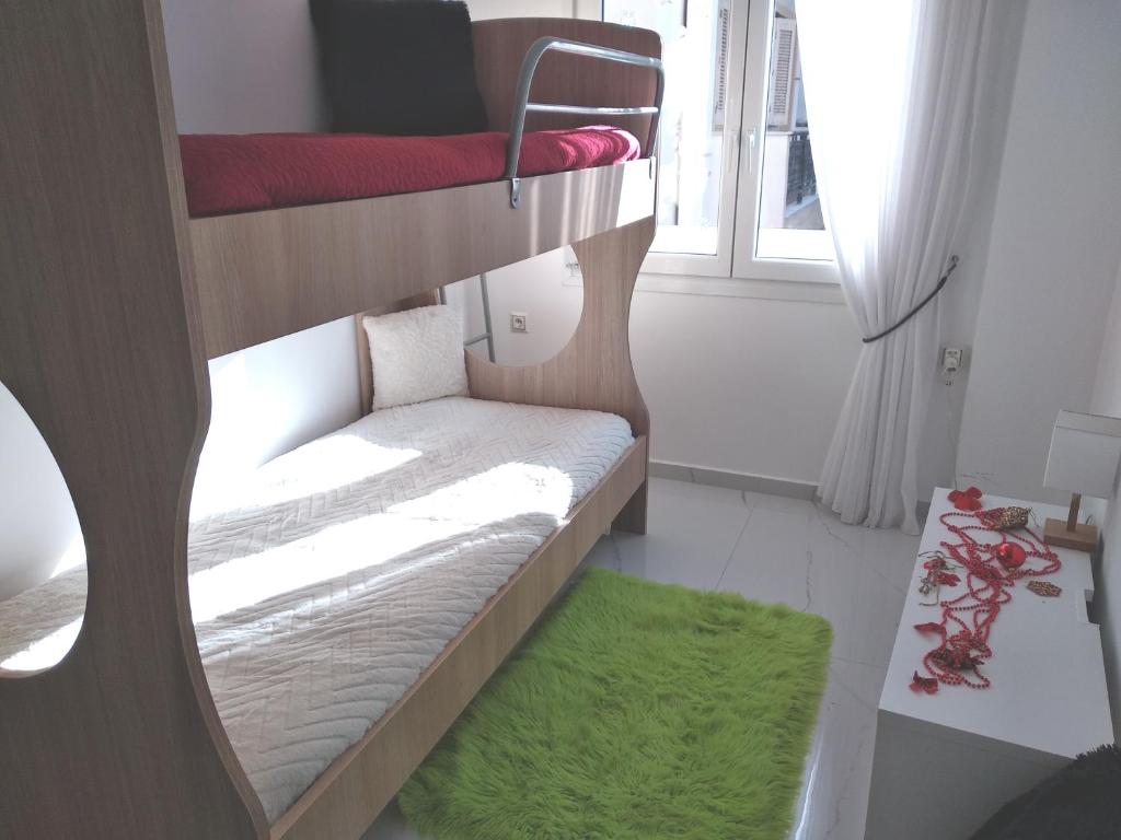Postel nebo postele na pokoji v ubytování Despina's Luxury apt downtown