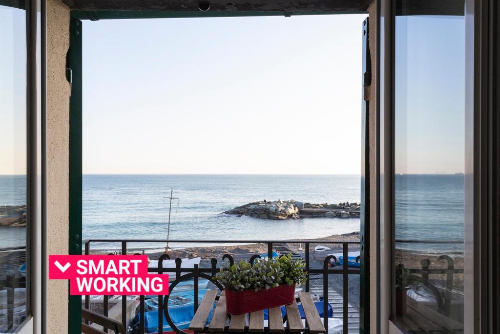Vom Balkon einer Eigentumswohnung genießen Sie Meerblick. in der Unterkunft Creuza de Ma by Wonderful Italy in Genua