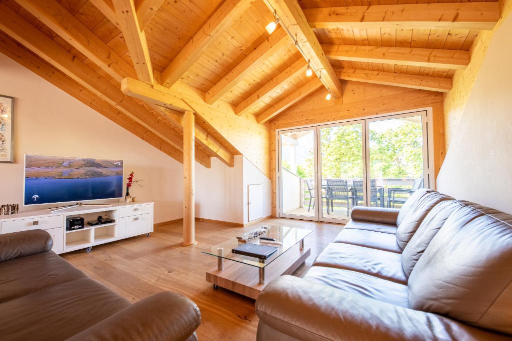 sala de estar con sofá y TV en Bergzauber en Garmisch-Partenkirchen