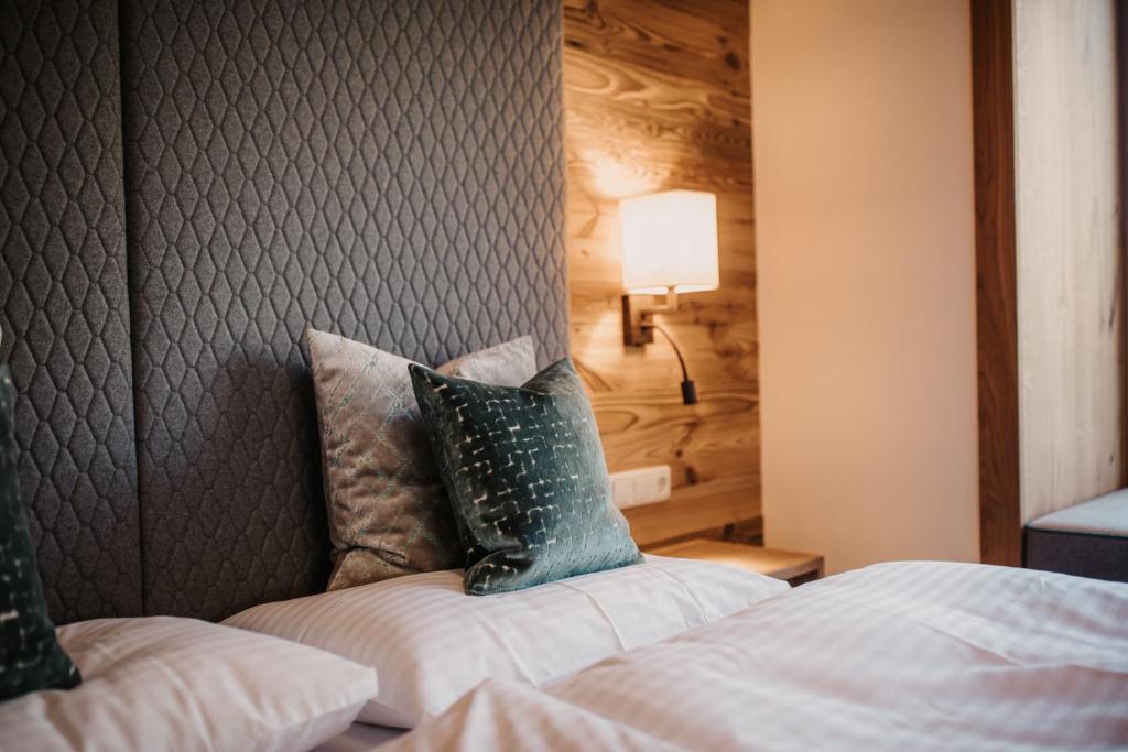 Postel nebo postele na pokoji v ubytování Gut Berg Naturhotel
