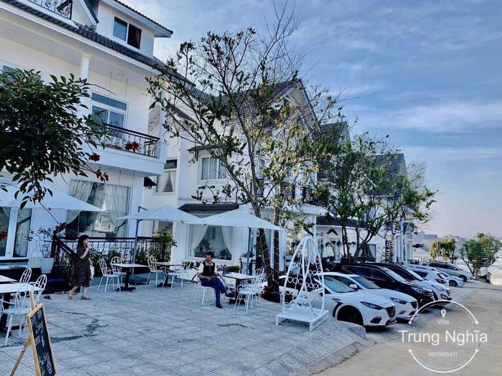 un grupo de coches estacionados frente a un edificio en villa Trung Nghĩa 5, en Da Lat