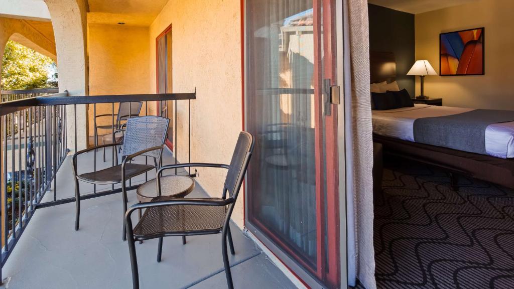 Best Western Plus Heritage Inn - Kamer Met Kingsize Bed - Uitzicht Op Het Zwembad