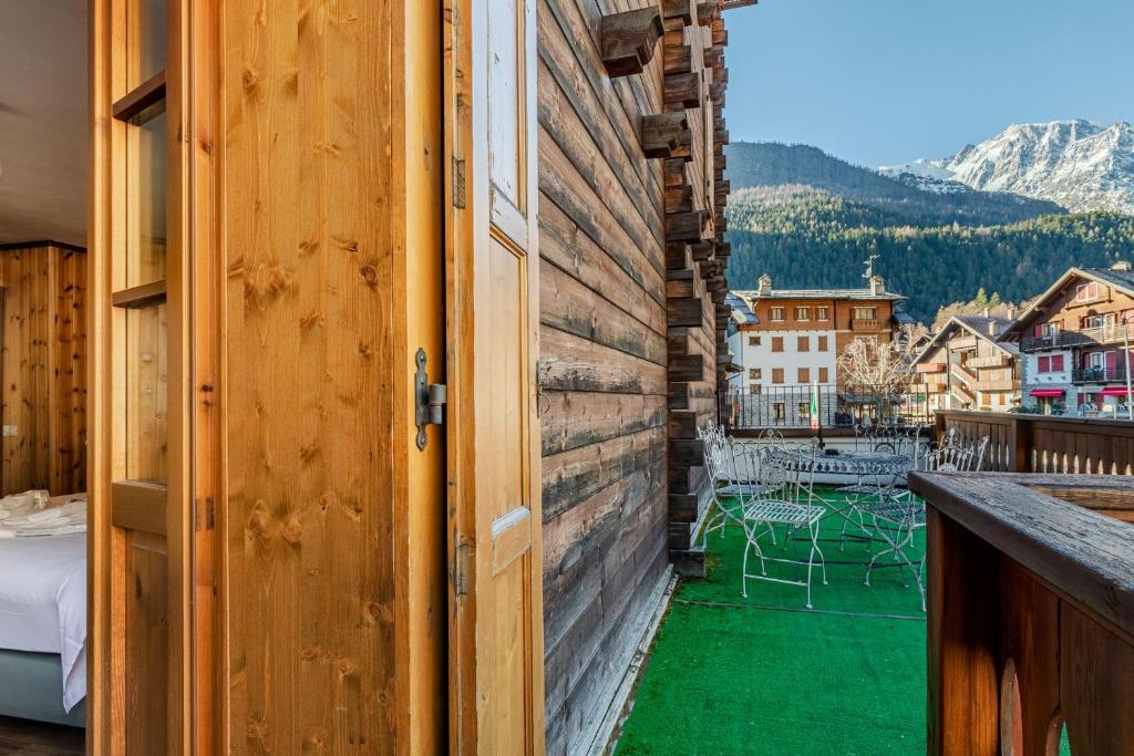 Nespecifikovaný výhled na hory nebo výhled na hory při pohledu z hotelu
