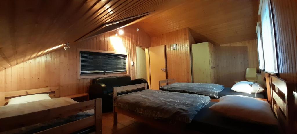 a small room with two beds and a window at Gîte &amp; e-bike La Canadienne in Recht