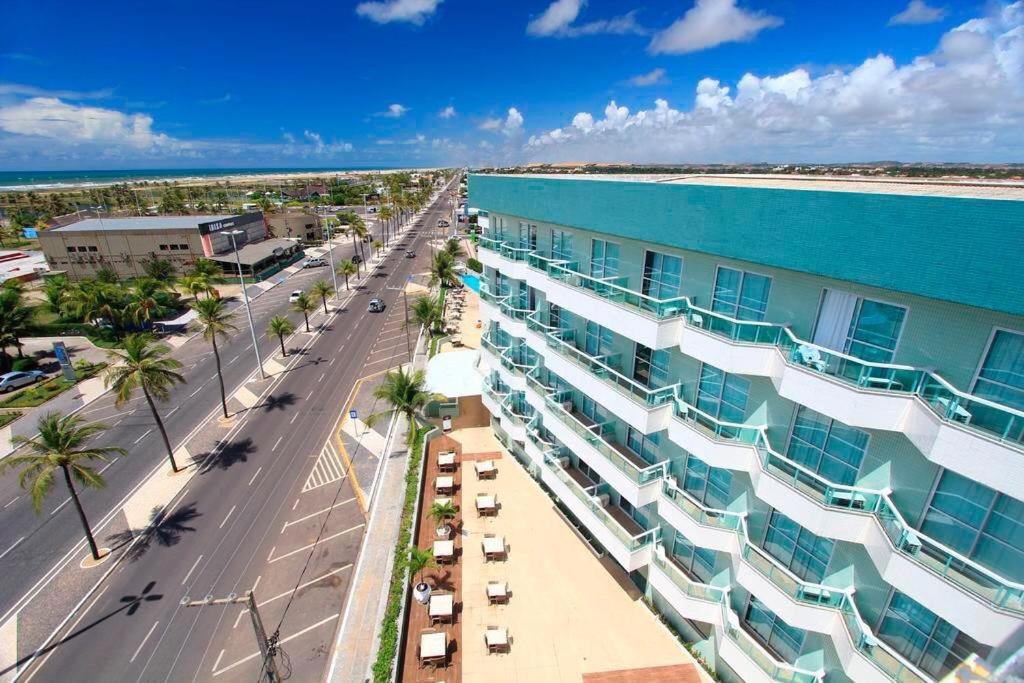 eine Luftansicht eines Gebäudes neben einer Straße in der Unterkunft Real Classic Hotel in Aracaju