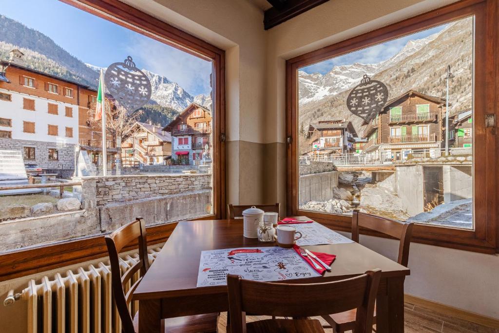 Nespecifikovaný výhled na hory nebo výhled na hory při pohledu z hotelu