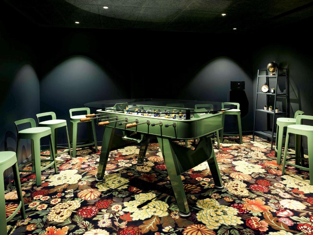 Un restaurant u otro lugar para comer en Mercure Paris Centre Tour Eiffel